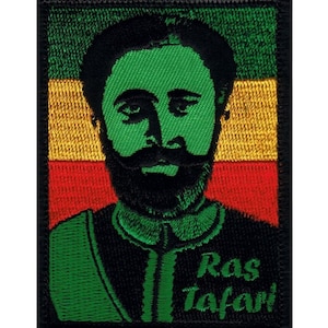 Peut inclure: Un patch brodé représentant un portrait de Ras Tafari, l'ancien empereur d'Éthiopie, sur un fond aux couleurs rastafariennes : vert, jaune et rouge. Le texte "Ras Tafari" est brodé en vert dans le coin inférieur droit du patch.