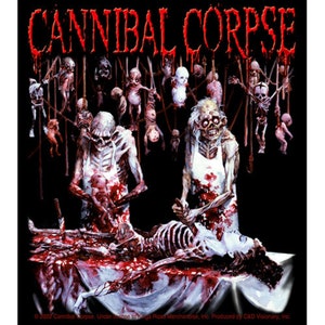 Peut inclure: Un t-shirt noir et blanc avec un logo de groupe et le texte "CANNIBAL CORPSE" en rouge. L'image représente une scène macabre avec un squelette et deux personnages couverts de sang.