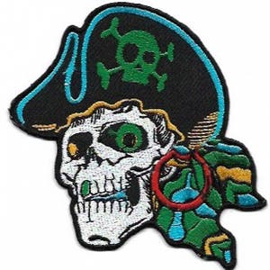 Puede incluir: Un parche bordado colorido de una calavera de pirata que lleva un sombrero negro y azul con un diseño de calavera y huesos cruzados verdes. La calavera tiene un ojo verde y un pendiente rojo.