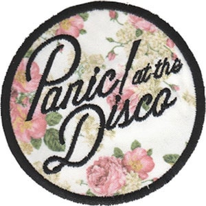 Peut inclure: Écusson rond avec l'inscription "Panic at the Disco" en noir. Le patch présente un motif floral avec des roses roses et des feuilles vertes sur fond blanc, encadré d'une bordure noire.