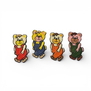 Op de afbeelding: Vier geborduurde berenpatches in rode, blauwe, oranje en groene overalls. Elke beer heeft een ander kleurenschema, met beige, gele en roze gezichten. De patches zijn ontworpen in een cartoonstijl.