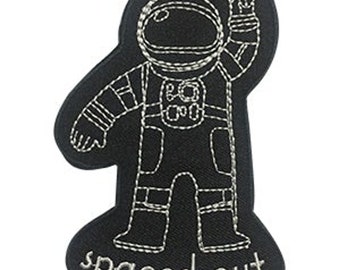 Può includere: Toppa da stirare ricamata nera di un astronauta con il testo "spaced out" sotto.