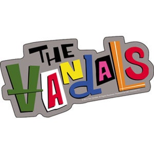 Può includere: Il logo della band The Vandals in uno stile colorato e ritagliato. Le lettere sono di diversi colori, tra cui verde, rosso, giallo, blu e rosa. Lo sfondo è grigio.