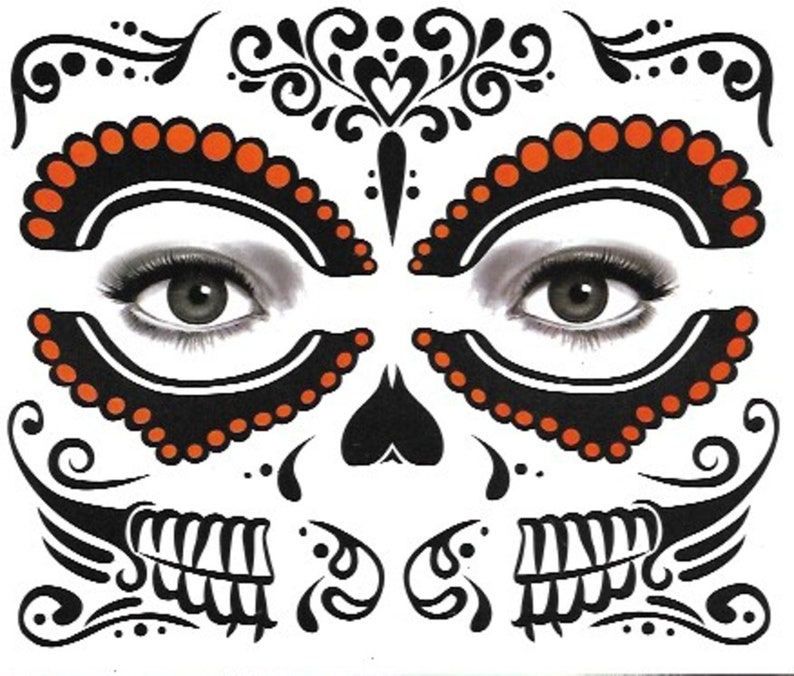 Op de afbeelding: Zwarte en oranje tijdelijke gezichts tatoeages met een Day of the Dead suiker schedel ontwerp. De tatoeages hebben ingewikkelde swirls, harten en stippen.