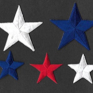 Peut inclure: Cinq écussons brodés en forme d'étoiles, blancs, bleus et rouges. Les étoiles sont de différentes tailles et disposées sur un fond sombre. Ces écussons conviennent à la décoration de vêtements ou d'accessoires.