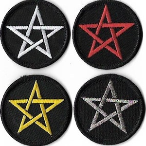 Puede incluir: Cuatro parches redondos negros con un pentagrama blanco, rojo, dorado y plateado en el centro.