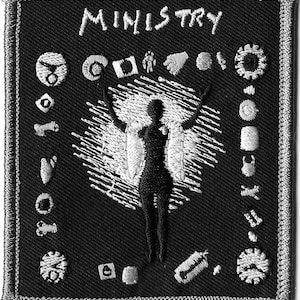 Può includere: Toppa ricamata in bianco e nero con la scritta "MINISTRY" in alto. Il design presenta una figura centrale con le braccia alzate, circondata da simboli. La toppa ha un bordo dettagliato e strutturato.