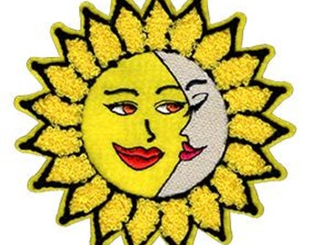 Op de afbeelding: Gestikte patch met een gele zon met een lachend gezicht en een witte halve maan met een lachend gezicht. De zon en de maan zijn met elkaar verweven, wat een fantasierijk ontwerp creëert.