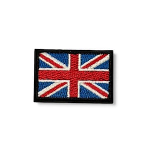 Könnte beinhalten: Rechteckiger, gestickter Aufnäher mit dem Union Jack, der Nationalflagge des Vereinigten Königreichs. Der Aufnäher hat einen schwarzen Rand. Das Design der Flagge umfasst die Farben Rot, Weiß und Blau.