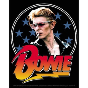 Può includere: Un'immagine in bianco e nero di David Bowie con un logo "BOWIE" rosso, giallo e arancione. Bowie indossa occhiali da sole e una giacca di pelle. Sta fumando una sigaretta e ha uno sfondo stellato.