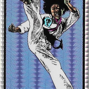 Puede incluir: Una ilustración en blanco y negro de una persona con un uniforme de karate blanco realizando una patada alta sobre un fondo azul y blanco.
