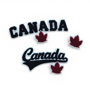 Könnte beinhalten: Set aus gestickten Aufnähern mit dem Wort "CANADA" in zwei verschiedenen Schriftarten sowie drei Ahornblatt-Aufnähern in Burgunderrot. Die Aufnäher haben ein marineblaues und weißes Farbschema mit einem strukturierten, flauschigen Aussehen.