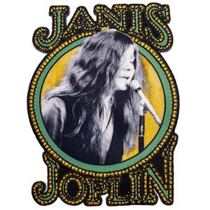 Könnte beinhalten: Ein gestickter Aufnäher mit einem Schwarzweißfoto von Janis Joplin, die in ein Mikrofon singt. Das Foto ist von einem grünen Kreis mit gelbem Rand umgeben. Die Worte "Janis Joplin" sind in Gelb und Schwarz um den Kreis herum gestickt.