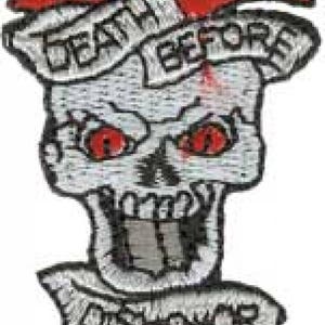 Könnte beinhalten: Ein weißer Schädel mit roten Augen und einem roten Dolch, der ihn durchbohrt. Der Schädel ist von einem weißen Banner mit dem Text "Death Before Dishonor" umgeben.