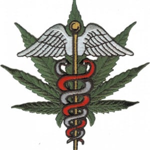 Könnte beinhalten: Ein grünes Marihuana-Blatt mit einer roten und silbernen Schlange, die sich um einen goldenen Stab mit Flügeln windet. Der Stab hat eine goldene Kugel oben drauf.