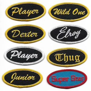 Puede incluir: Ocho parches bordados para planchar con diferentes nombres, incluyendo "Player", "Wild One", "Dexter", "Elroy", "Thug", "Junior" y "Super Star".