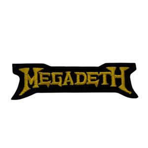 Peut inclure: Un écusson noir avec le mot "MEGADETH" brodé en fil d'or. L'écusson a une forme unique, avec des extrémités pointues et un centre rectangulaire. Le texte est dans une police audacieuse et stylisée, pour un design saisissant.