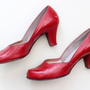 Vintage 1940s early 1950s tomato red leather pumps court shoes UK 4 US 6.5 EUR 37 high heel punched detail pinup image 2