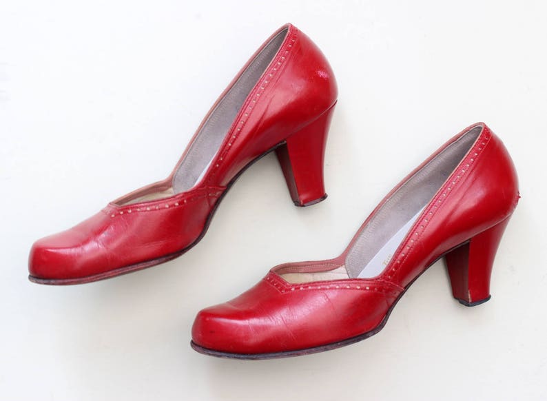 Vintage 1940s early 1950s tomato red leather pumps court shoes UK 4 US 6.5 EUR 37 high heel punched detail pinup image 2