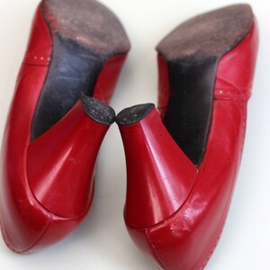 Vintage 1940s early 1950s tomato red leather pumps court shoes UK 4 US 6.5 EUR 37 high heel punched detail pinup image 4