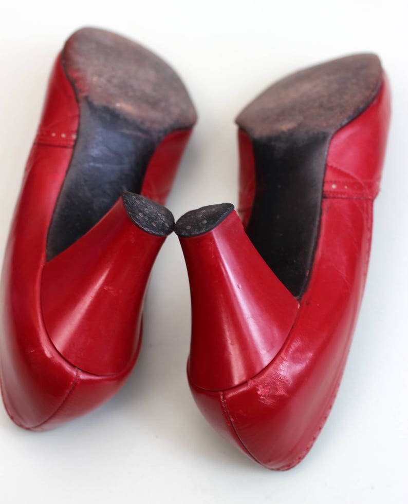 Vintage 1940s early 1950s tomato red leather pumps court shoes UK 4 US 6.5 EUR 37 high heel punched detail pinup image 4