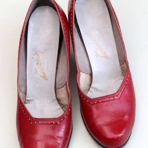 Vintage 1940s early 1950s tomato red leather pumps court shoes UK 4 US 6.5 EUR 37 high heel punched detail pinup image 3