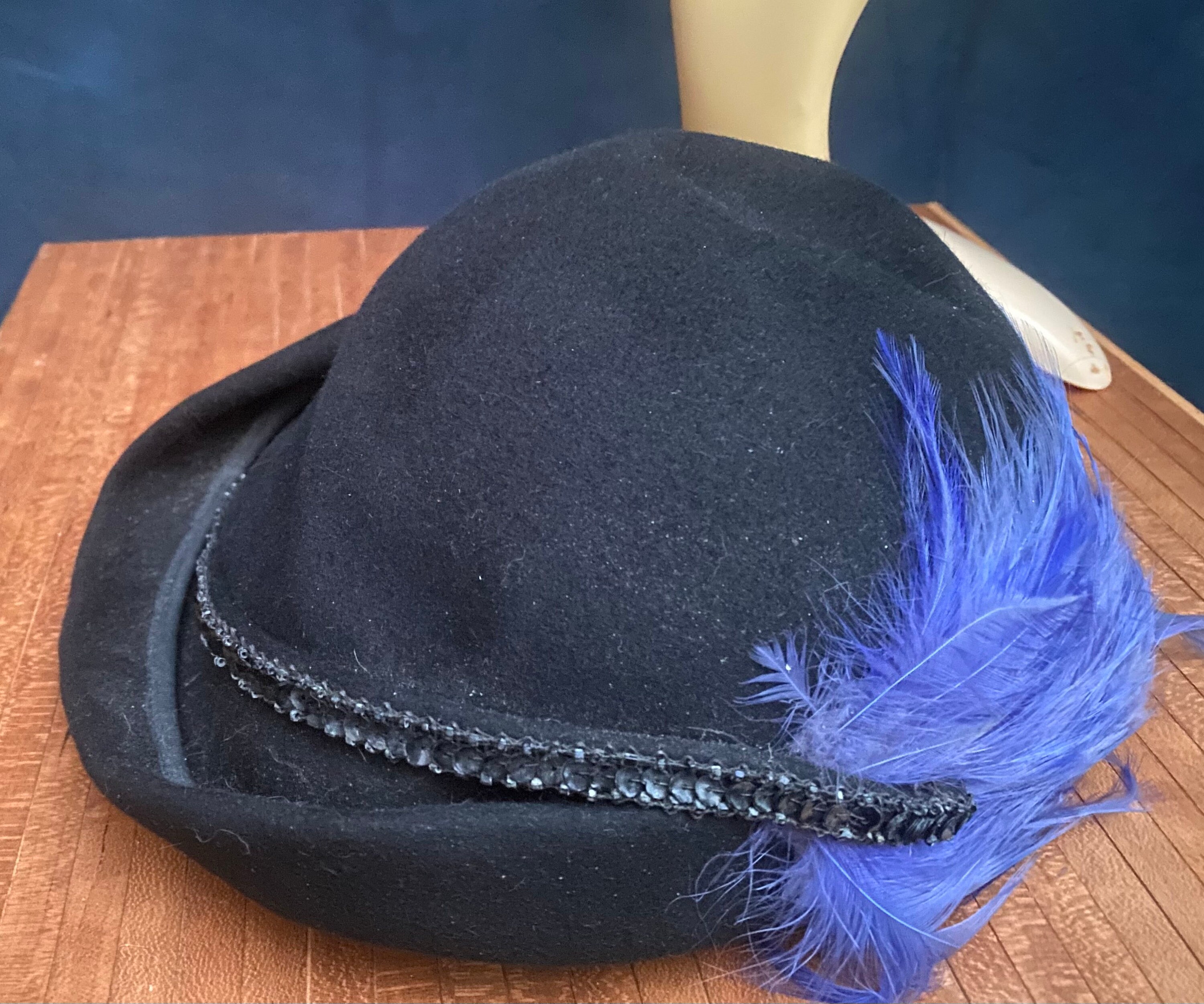 Vintage 1940s Black Felt and Blue Feather Hat 40s UK - Etsy display picture 3