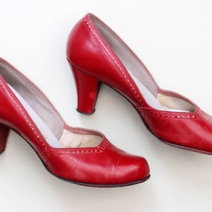 Vintage 1940s early 1950s tomato red leather pumps court shoes UK 4 US 6.5 EUR 37 high heel punched detail pinup image 1