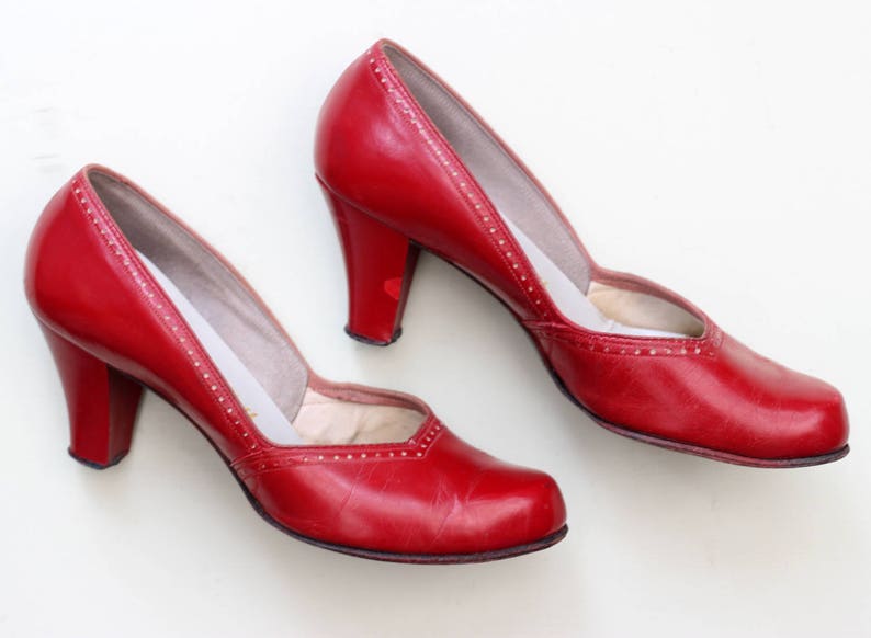 Vintage 1940s early 1950s tomato red leather pumps court shoes UK 4 US 6.5 EUR 37 high heel punched detail pinup image 1