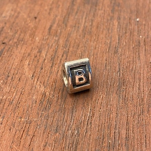 Charm de plata de ley Pandora con letra B en bloque del alfabeto, retirado.