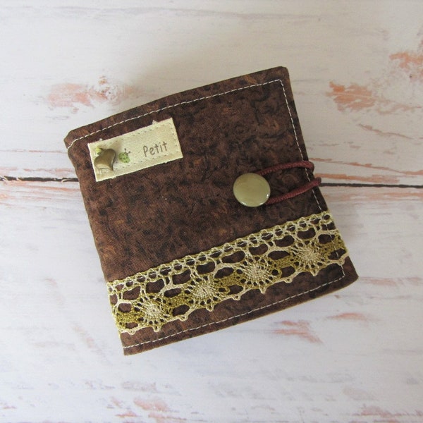 Porte-aiguilles en coton, carnet en tissu marron,  accessoire couture, range aiguille de voyage, cadeau pour elle