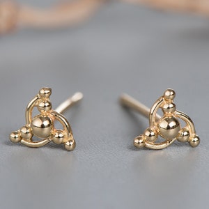 Einzigartige Ohrstecker, Boho Ohrstecker, indische Ohrringe, indischer Schmuck, winzige kleine Gold Ohrstecker, passend für Knorpel, 585 Gold, Boho