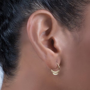 Aros de oro macizo de 14 quilates, aros étnicos indios, pequeños aros de oro para uso diario, aros tribales bohemios, pendientes ecológicos de oro reciclado.