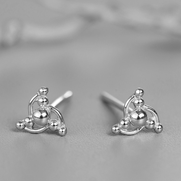 Pendientes de botón únicos de plata de ley 925, pequeños y delicados pendientes de plata estilo bohemio tribal indio, para el cartílago, un regalo para ella.