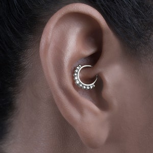 Orecchino Boho Silver Daith, piercing all'orecchio fatto a mano, gioielli Tragus unici, elica penetrante da donna, piercing Rook, orecchino Rook, gioielli Hippie
