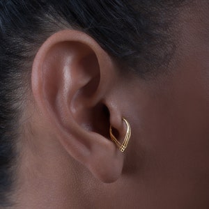 14k Gold Chevron Tragus Ohrring, Conch Piercing, Helix Piercing Schmuck, Turmalin Piercing, Daith Piercing, Knorpelohrring