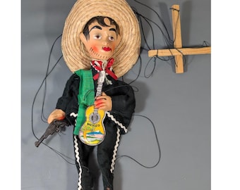 Marionetta messicana vintage dipinta a mano, modello Mariachi Charro con sombrero e chitarra.