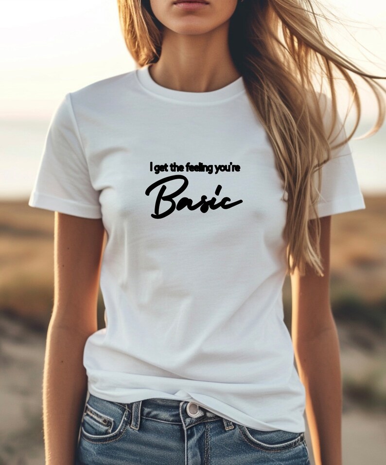 以下が含まれることがあります： 黒い文字で「I get the feeling you're Basic」と書かれた白いTシャツ。