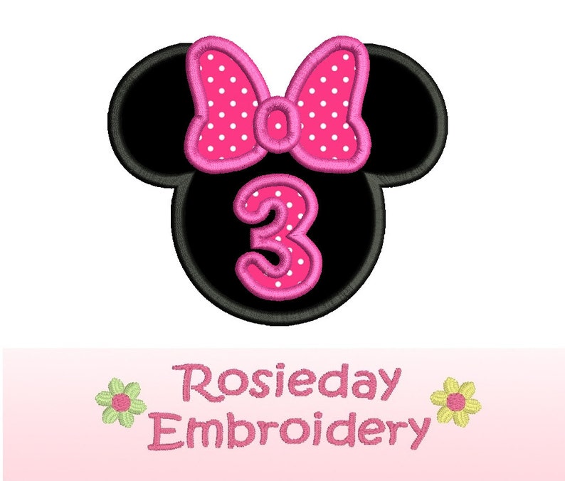 Pu&ograve; includere: Una testa di topo nera con un fiocco rosa a pois e il numero 3. Il numero 3 &egrave; delineato in rosa e pois bianchi. Il testo "Rosieday Embroidery" &egrave; sotto la testa del topo.