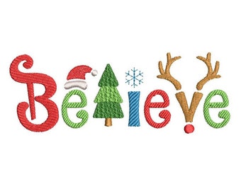 Puede incluir: Letras bordadas en rojo, verde, azul y dorado que deletrean "Believe" con un gorro de Papá Noel, un árbol de Navidad, un copo de nieve y cuernos de reno.