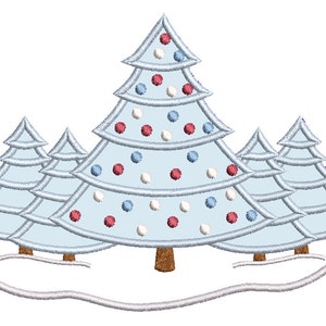 Pode incluir: Cinco &aacute;rvores de Natal azuis com enfeites brancos e vermelhos, em p&eacute; em uma paisagem nevada.