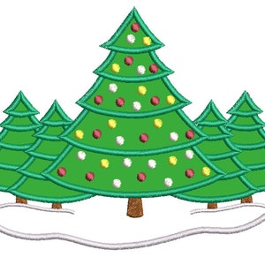 Pode incluir: Um grupo de cinco &aacute;rvores de Natal verdes com enfeites vermelhos, brancos e amarelos. As &aacute;rvores est&atilde;o em p&eacute; em um terreno branco nevado.