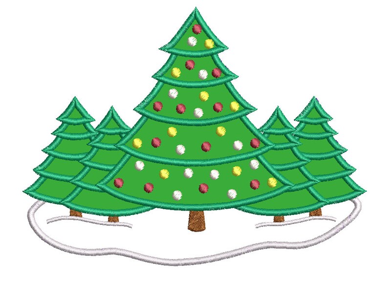 Pode incluir: Um grupo de cinco &aacute;rvores de Natal verdes com enfeites vermelhos, brancos e amarelos. As &aacute;rvores est&atilde;o em p&eacute; em um terreno branco nevado.