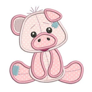 Può includere: Un'applique di maiale rosa con un motivo a pois e accenti blu. Il maiale è seduto con le gambe incrociate e ha un'espressione amichevole.
