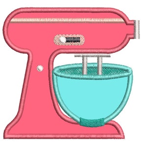 Puede incluir: Una batidora de pie rosa con un tazón azul claro y batidores plateados.