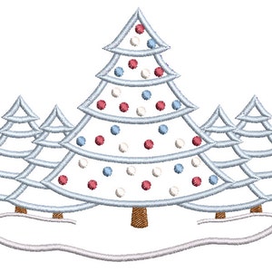 Pode incluir: Um desenho bordado de tr&ecirc;s &aacute;rvores de Natal em azul e branco, com enfeites vermelhos e brancos. As &aacute;rvores est&atilde;o em p&eacute; sobre um terreno branco nevado.