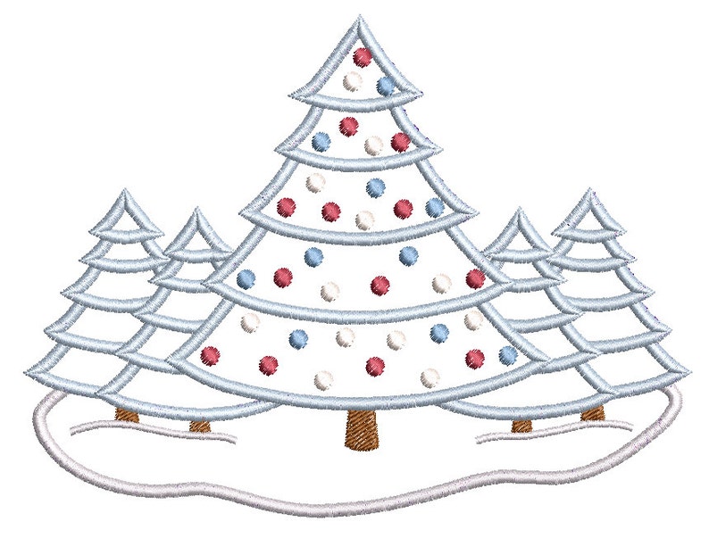 Pode incluir: Um desenho bordado de tr&ecirc;s &aacute;rvores de Natal em azul e branco, com enfeites vermelhos e brancos. As &aacute;rvores est&atilde;o em p&eacute; sobre um terreno branco nevado.