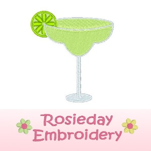 Może przedstawiać: Zielony koktajl margarita w szklance z plasterkiem limonki jako ozdobą. Tekst "Rosiebay Embroidery" znajduje się pod szklanką.