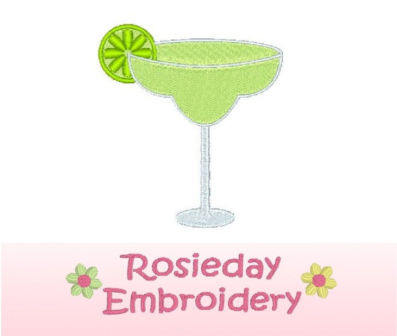 Może przedstawiać: Zielony koktajl margarita w szklance z plasterkiem limonki jako ozdobą. Tekst "Rosiebay Embroidery" znajduje się pod szklanką.