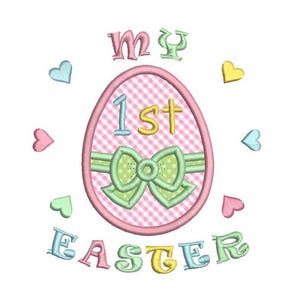 Könnte beinhalten: Rosa und grüne Stickerei eines Ostereis mit Schleife und dem Text "My 1st Easter" umgeben von kleinen Herzen.